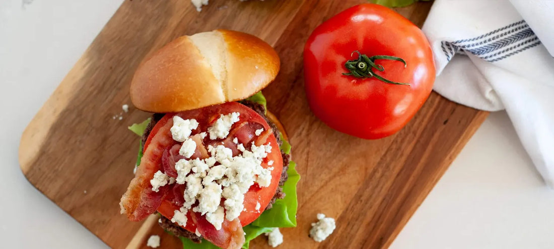 Baconös-kéksajtos hamburger – WOODFIRE