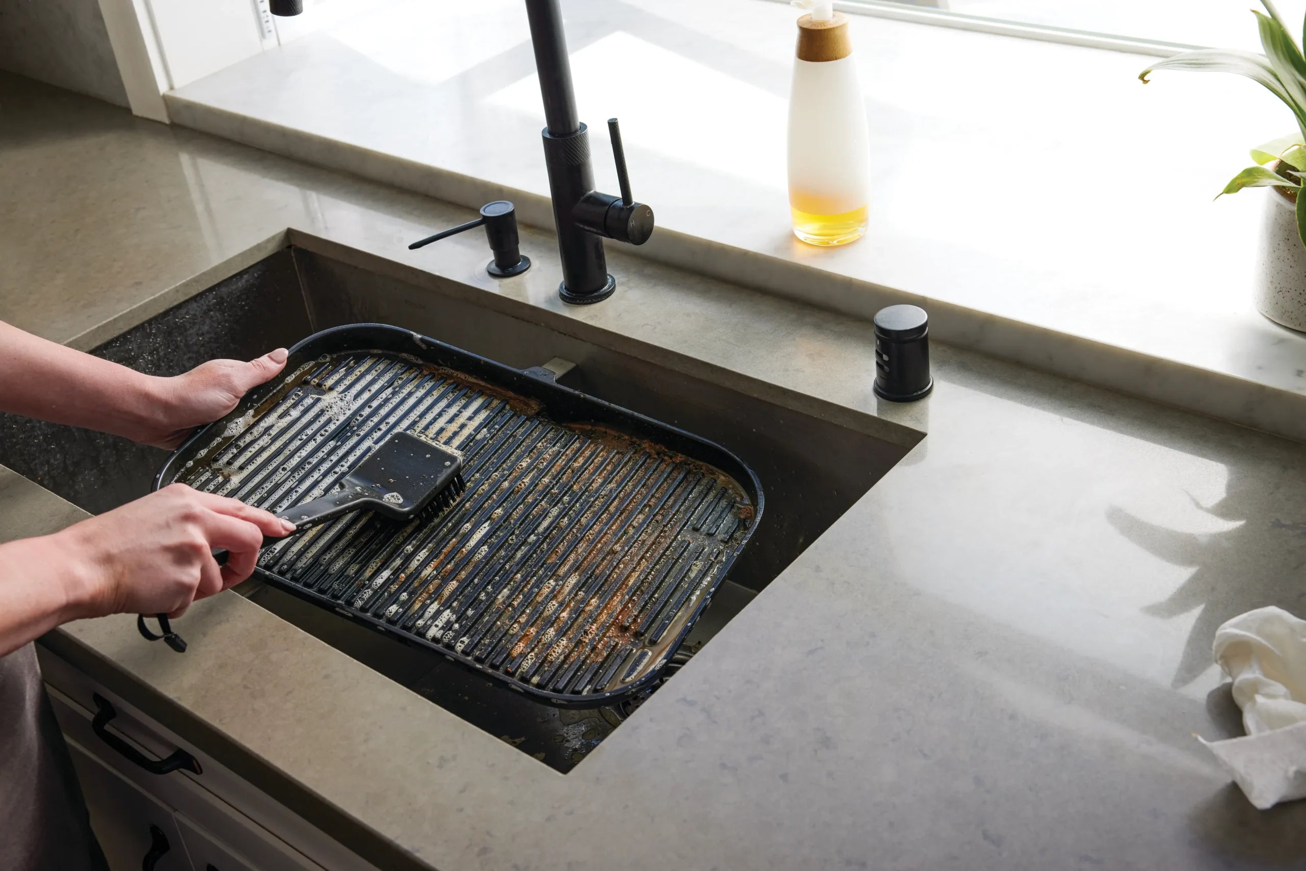 Ninja Woodfire Grilltisztítókefe; Drótsörtékkel és akasztóval; fekete (OG701, OG850, OG901)